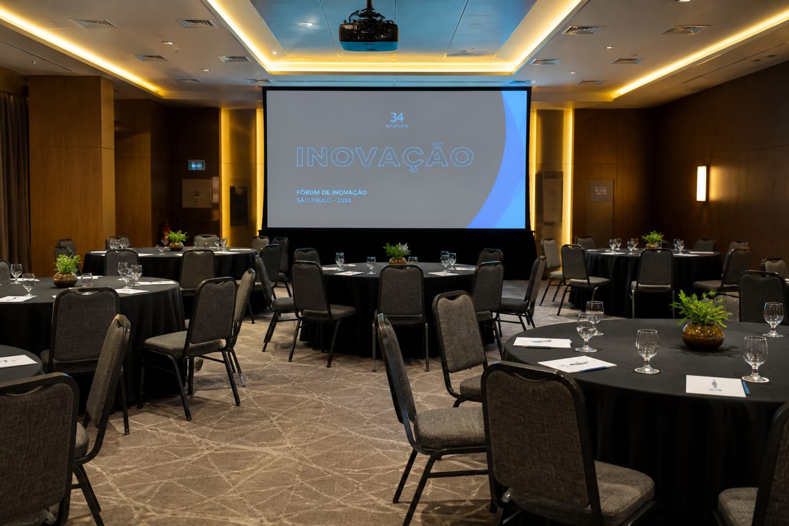 Sala de reunião de hotel com estrutura audiovisual