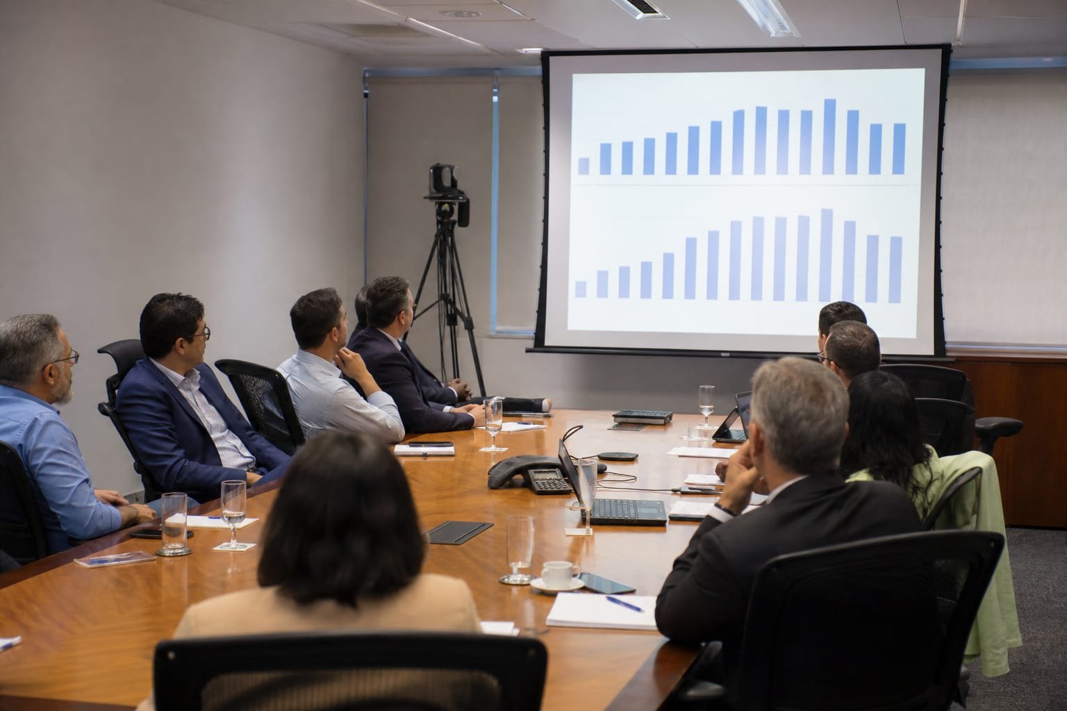 Execução de reunião com projeção profissional